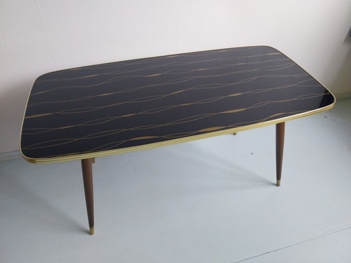 Beistelltisch im Mid-Century-Stil mit Tischplatte aus Formica-Glas und schrägen Beinen – bijzettafels, Brass, Plastic