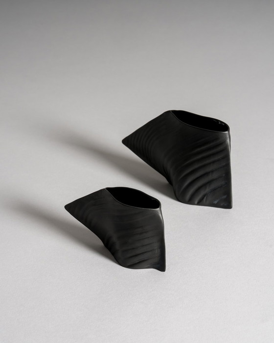 Image 1 of Paire de vases sculpturaux "Scarpa" par Johan van Loon pour Rosenthal, Porcelaine Noire, vers 1980, Allemagne, Studio-Linie