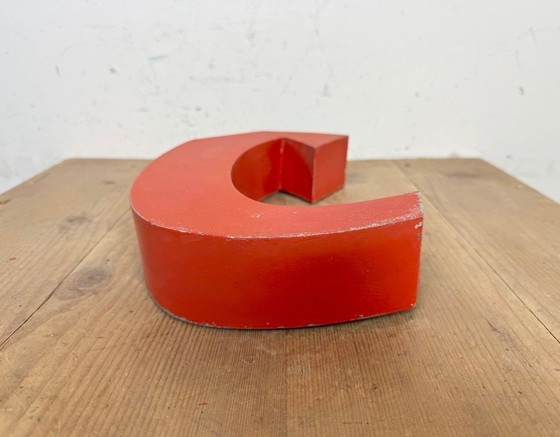 Image 1 of Lettera C in ferro rosso vintage, anni '70