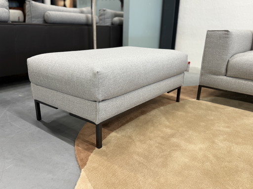 Design on stock Aikon Voetenbank grijs stof 