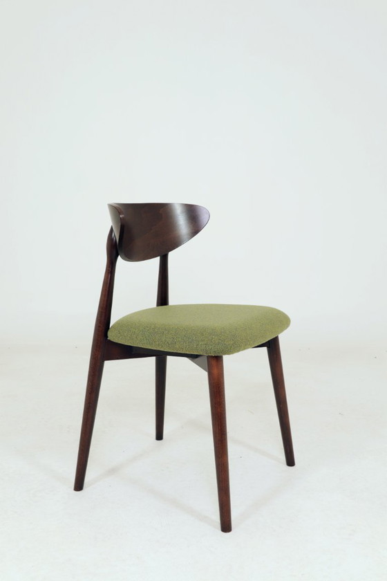 Image 1 of Moderne set van 4 eetkamerstoelen, avocadogroene stof en donker walnootkleurig beukenhout