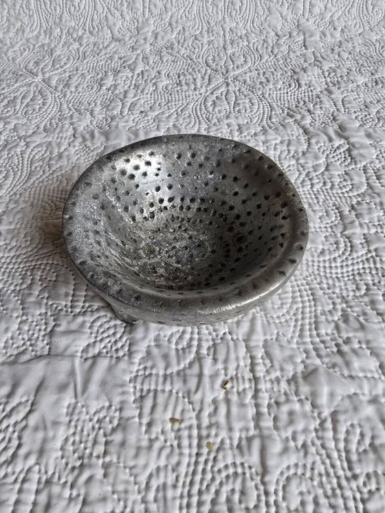 Vintage hammered metal tripod dish – brutalist catchall – Decorative Objects, Aluminium (photo 5 of 5)