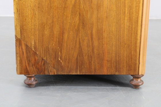 Image 1 of Gabinete antiguo con acabado en nogal, Checoslovaquia