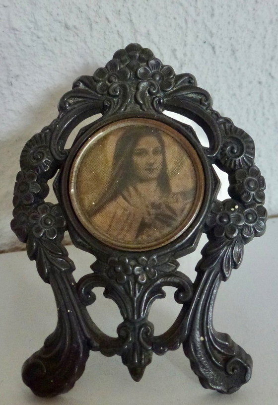 Image 1 of Kleiner antiker Bilderrahmen mit einem Bild der Heiligen Theresa.