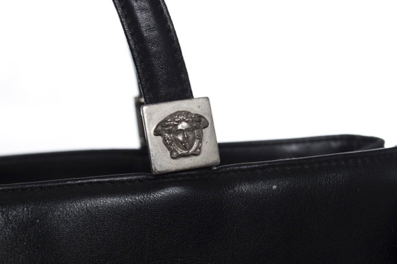 Image 1 of Gianni Versace, borsa vintage in pelle nera con pelliccia