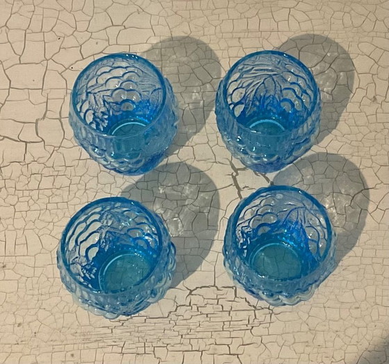 Image 1 of Set da liquore vintage blu – decanter e 4 bicchieri con decorazione a grappolo d'uva – anni '60/'70