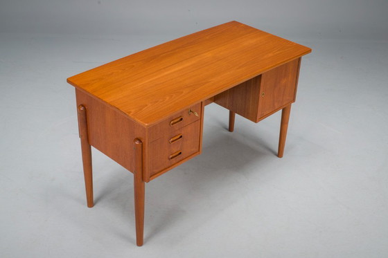 Image 1 of Kleiner dänischer Teakholz-Schreibtisch, Mid Century, 1970er Jahre