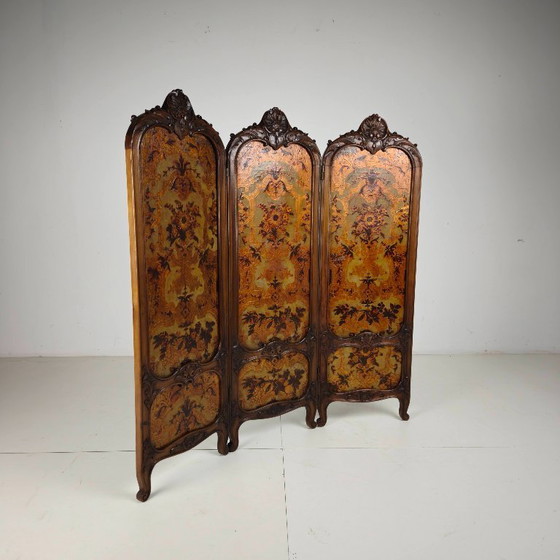 Image 1 of Paravent pliant en cuir doré orné de riches sculptures sur bois, vers 1860
