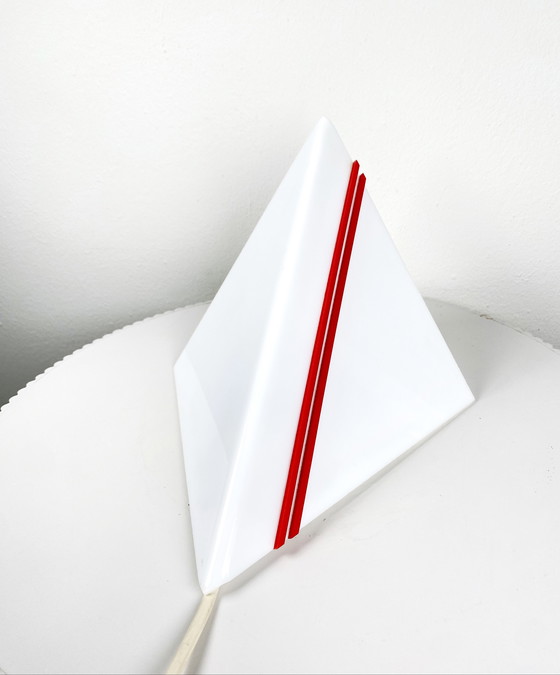 Image 1 of Lampada da parete vintage a forma di triangolo geometrico - Applique in plexiglass postmoderno anni &#39;80 - Applique minimalis