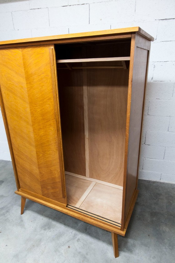 Image 1 of Kledingkast uit de jaren 50 met kompasvormige poten, schuifdeuren en een nieuw bovenblad.