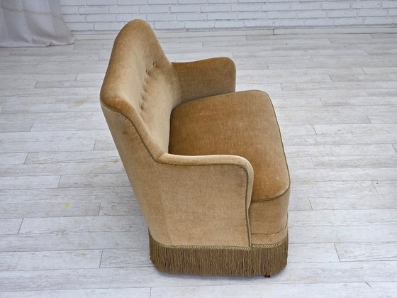 Image 1 of Sofá danés de 2 plazas, década de 1970, tapizado en terciopelo verde claro.