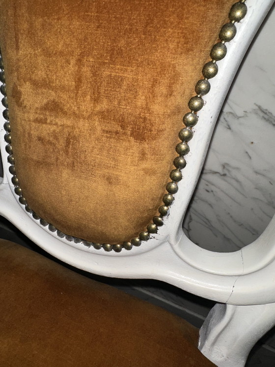 Image 1 of 2 x Vintage witte fluwelen stoelen met houtsnijwerk