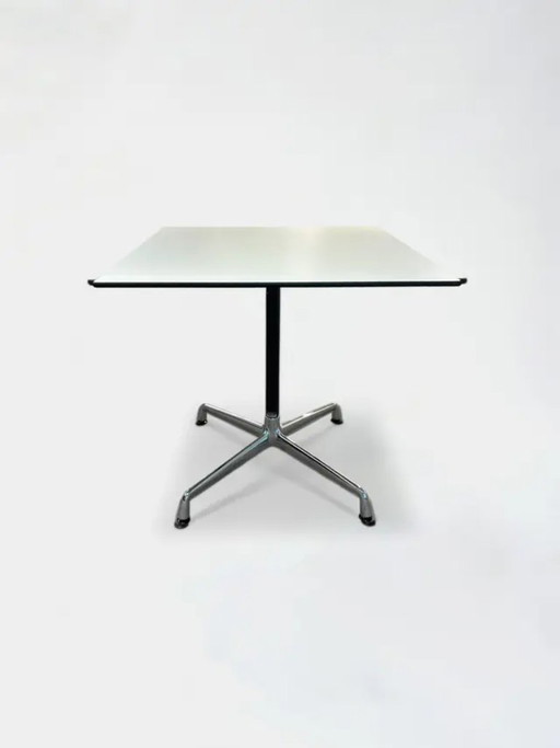 Mesa cuadrada para contratos Vitra Eames de 75 cm, color blanco.