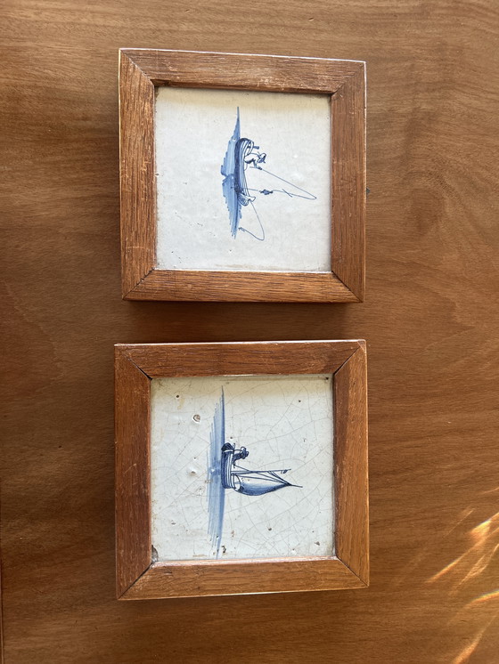 Image 1 of Set van 2 Antieke Delftse Tegels (18e Eeuw) - Visser & Zeilschip - Ingelijst