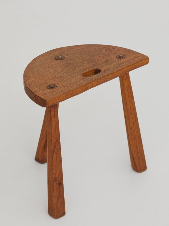 Image 1 of 2 vintage massief houten halfronde driepootkrukjes, circa 1950