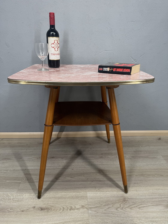Image 1 of Table d'appoint pivotante vintage – Plateau en formica aspect marbre rose – Style années 50