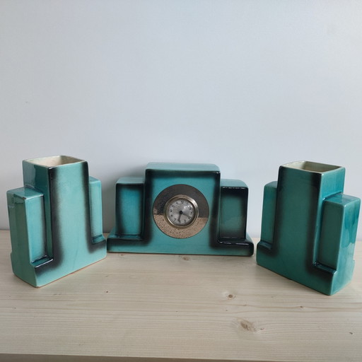 Reloj de repisa/chimenea francés antiguo con dos jarrones (estilo art déco) 