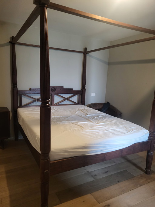 Letto a baldacchino, realizzato a mano con intagli in legno.