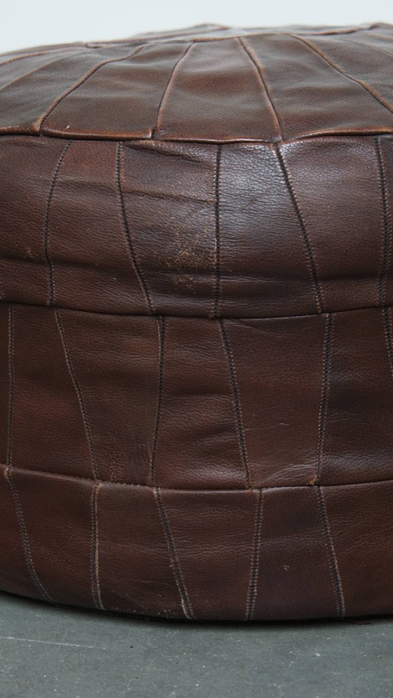 Image 1 of Pouf vintage in pelle di vacchetta marrone con design patchwork degli anni '70