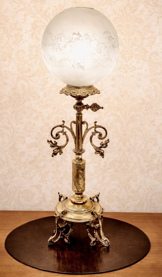 Image 1 of Antieke lamp van messing en gegraveerd glas – elegantie uit de Belle Époque.