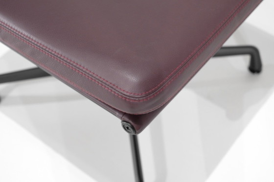 EA 223 Ottoman Stool designed by Charles and Ray Eames for Vitra, USA, 1969. – Display cabinets, Aluminium (photo 9 of 19)