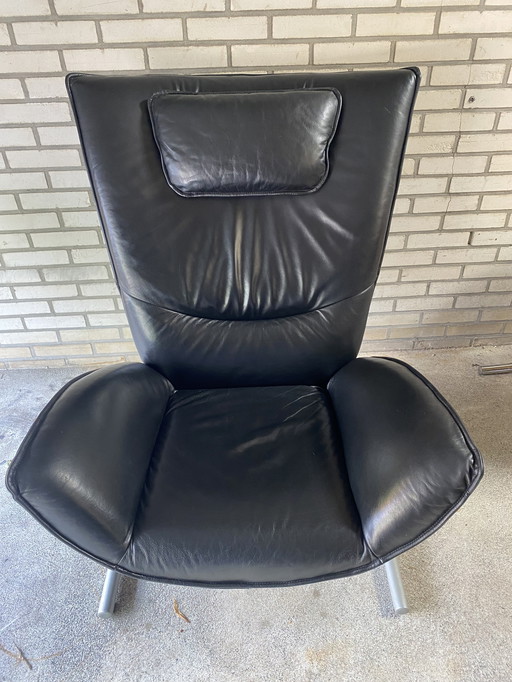 Poltrona Rolf Benz 4100 in pelle nera con poggiapiedi