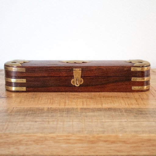 Vintage-Stiftebox aus Messing und Holz: länglich, elegant verziert, alte Bürodekoration
