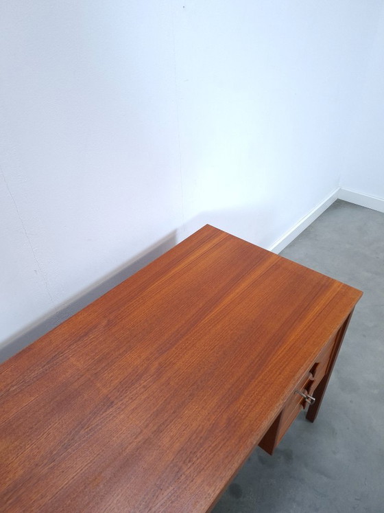 Image 1 of Teak vrijstaand bureau met lade uit Denemarken
