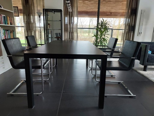 Table à manger Kristalia Sushi (Design: Bartoli Design) Avec 4 chaises H5L (Design Walter Hösel)