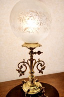 Lampada antica in ottone e vetro inciso – Eleganza Belle Époque