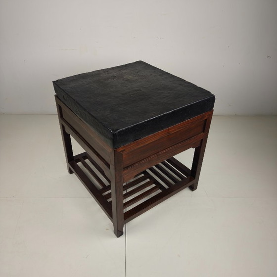 Rare brique d'or impériale chinoise (Jīn Zhuān) sur une table d'exposition en bois réalisée sur mesure. (photo 10 of 16)