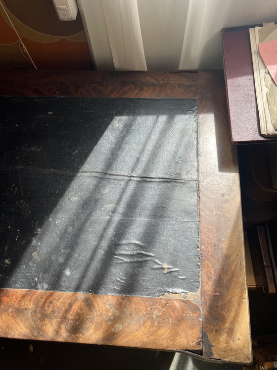 Image 1 of Scrivania antica in legno massello con cassetti e piano in pelle nera, stile XIX secolo.
