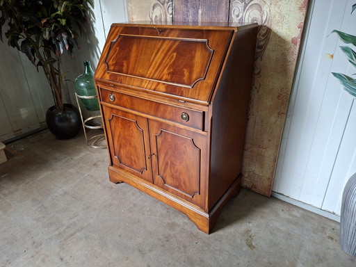 Classic Helden secretary desk with leather inlay, dimensions 82x46cm and 106cm high.

Writing height 76cm.