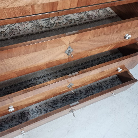 Hölzerne Biedermeier Kommode mit vier Schubladen, Kommoden, Holz, Keramik, Braun, Klassiek (Foto 8 von 10)