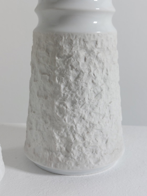 Image 1 of Par de jarrones antiguos de porcelana bizcochada decorados con piedras, de KPM Porcelain Bavaria.