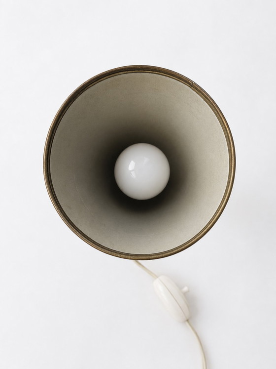 Image 1 of Kleine kegelvormige tafellamp met driepoot uit de jaren 1950, toegeschreven aan Stilnovo.