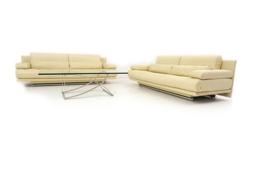 Set Rolf Benz composto da tavolino da caffè 6500, divano 1150 e 2 divani a tre posti in pelle beige.