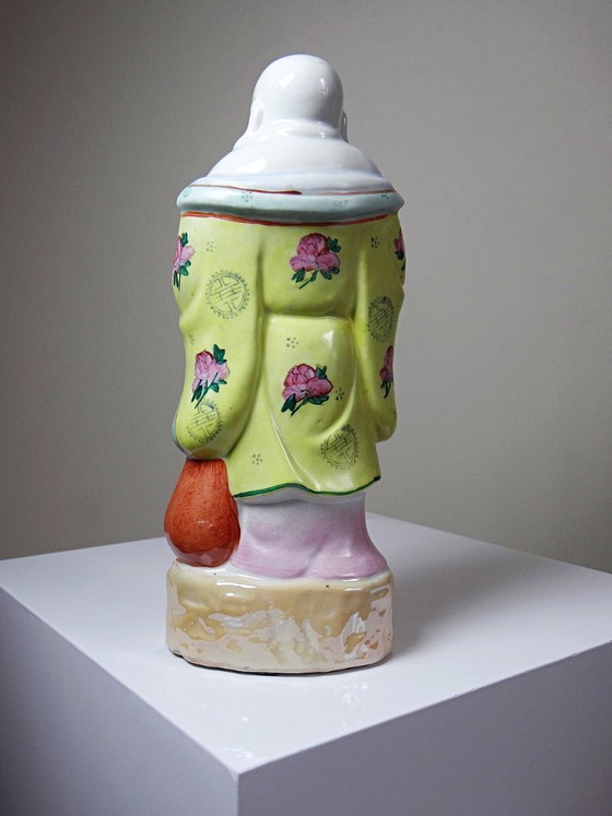 Image 1 of Estatuilla de Buda sonriente de pie, realizada en porcelana china de la familia rosa, 1960-70.