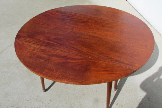 Image 1 of Beautiful antique round table, 6 tapered mahogany legs, extendable