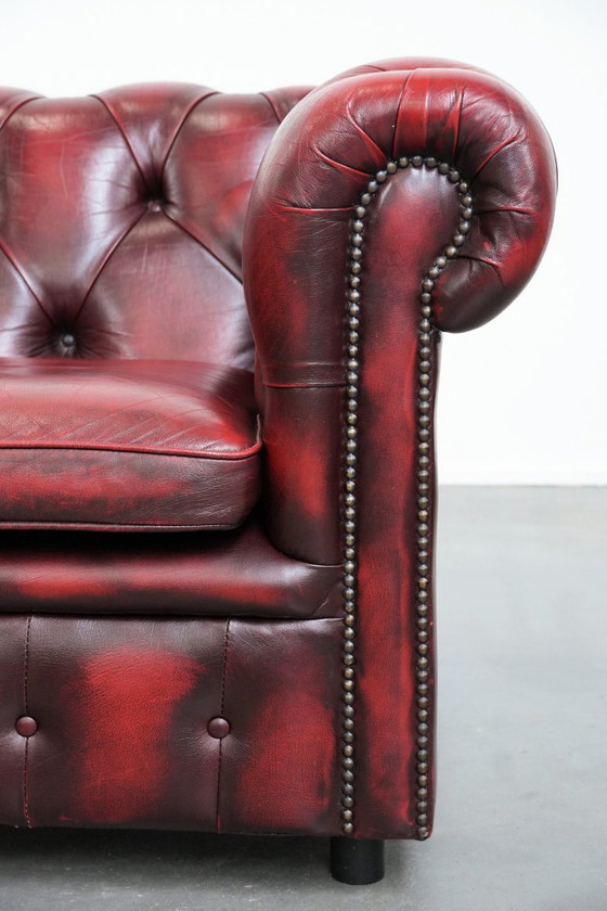 Image 1 of Chesterfield-Club-Sessel aus rotem englischem Rindsleder mit Ziernieten
