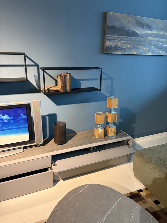 Image 1 of Plataforma de TV mural con estantes de pared