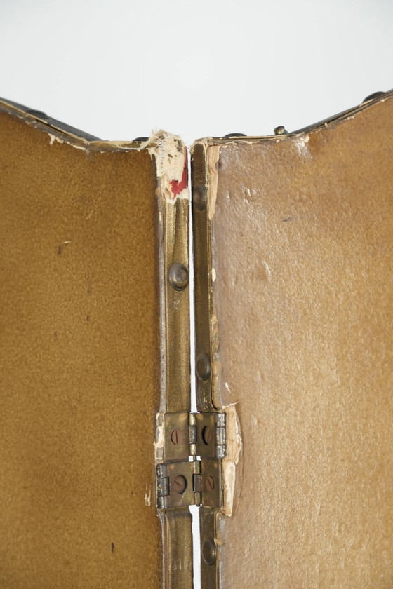 Image 1 of Prachtige antieke Engelse rode lederen met de hand beschilderde Chinoiserie roomdevider/ kamerscherm met florale motieven