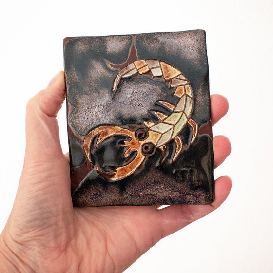 Image 1 of Piastrella da parete in ceramica vintage firmata con la costellazione dello Scorpione