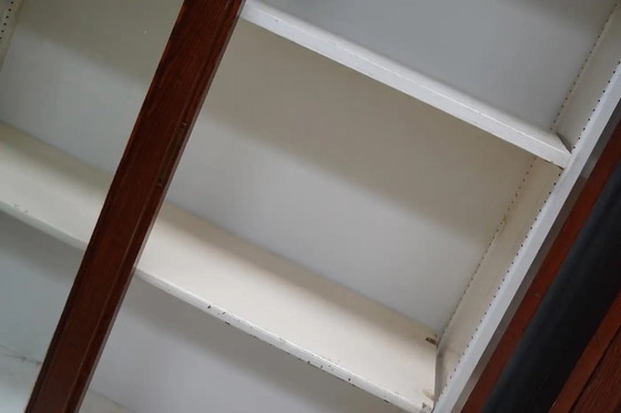 Image 1 of Grand meuble d'apothicaire/vitrine ancien belge en pin pitchpin, vers 1900