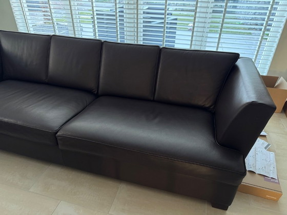 Image 1 of Banquettes en cuir, dont une avec méridienne.