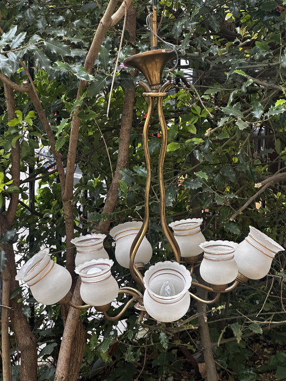 Image 1 of Lampadario vintage anni '50 a 8 bracci in ottone e vetro satinato bianco e oro.