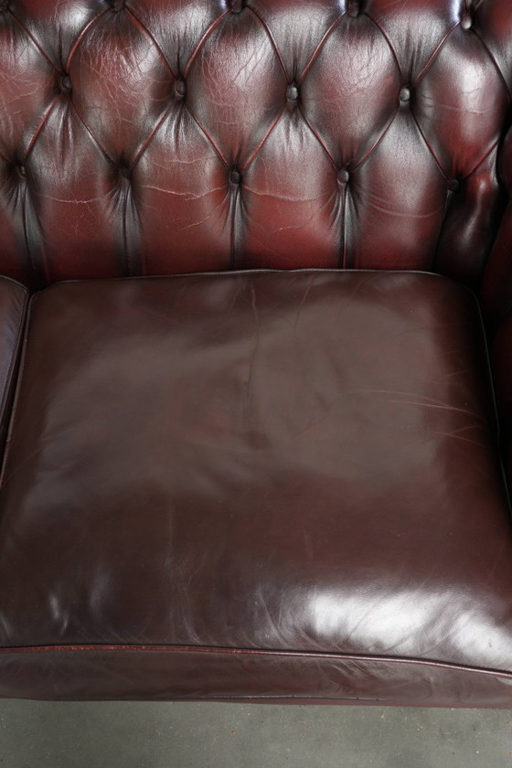 Sofá Chesterfield 2.5 plazas de cuero de buey rojo atemporal con una hermosa pátina – Sofás de 2 plazas (photo 5 of 13)