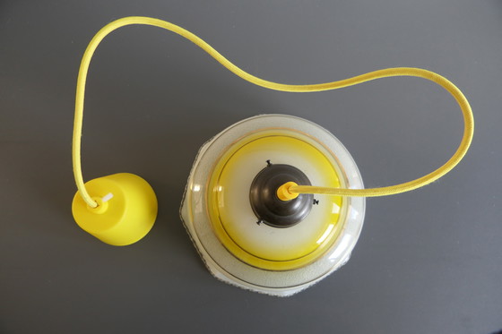 Image 1 of Schitterend Geel Gedecoreerd Glazen Hanglampje Met Authentieke Bakelieten Fitting