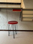 De Afbeelding Toont Een Pilastro Wandmeubel, Een Ontwerp Van Tjerk Reijenga Uit De Jaren 50, Tegen Een Bakstenen Muur.