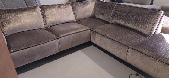 Image 1 of Divano angolare in velluto effetto coccodrillo color champagne